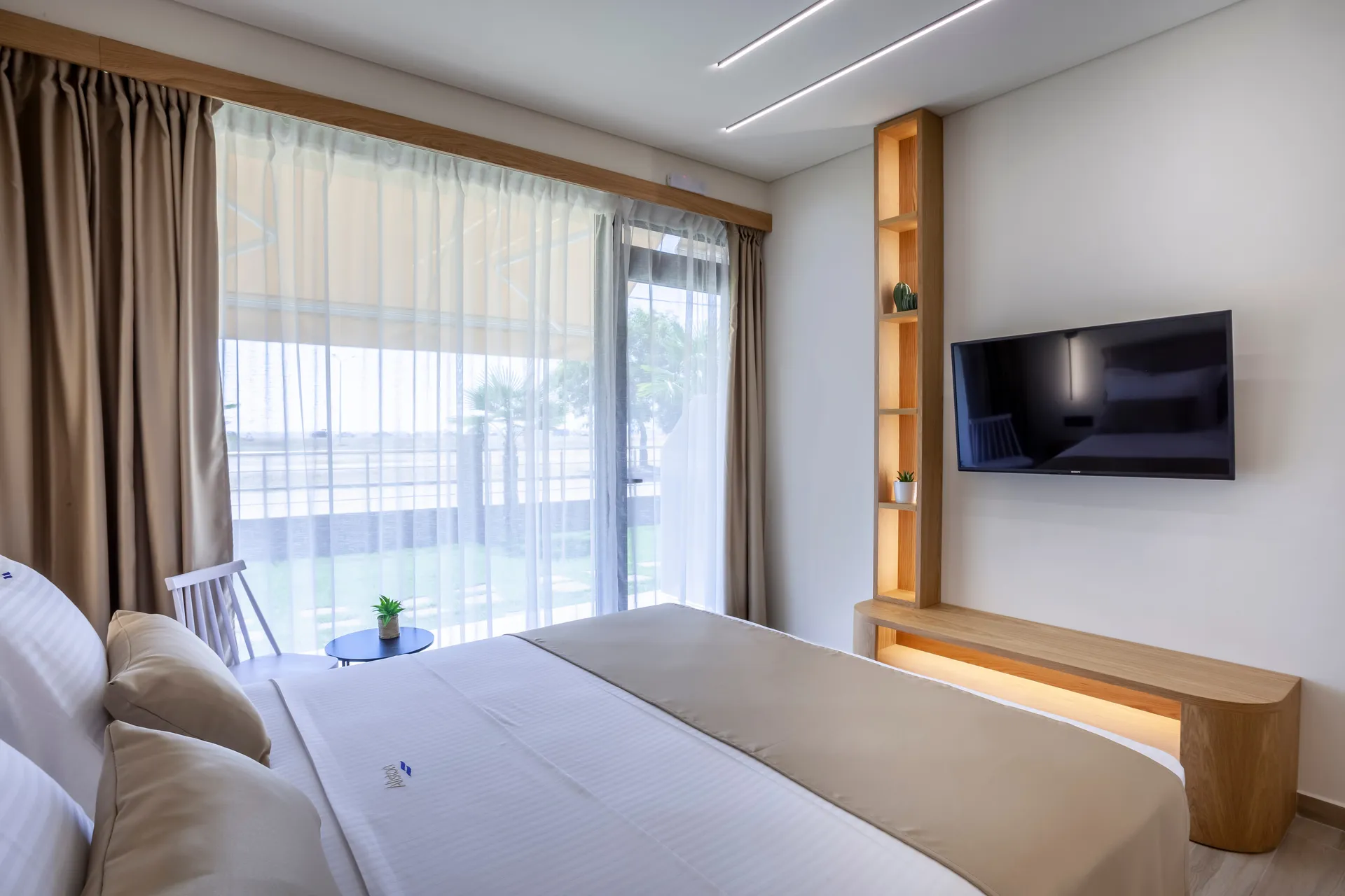 Tiara Holidays - Aliston Deluxe Living - Deluxe Room - bedroom 1